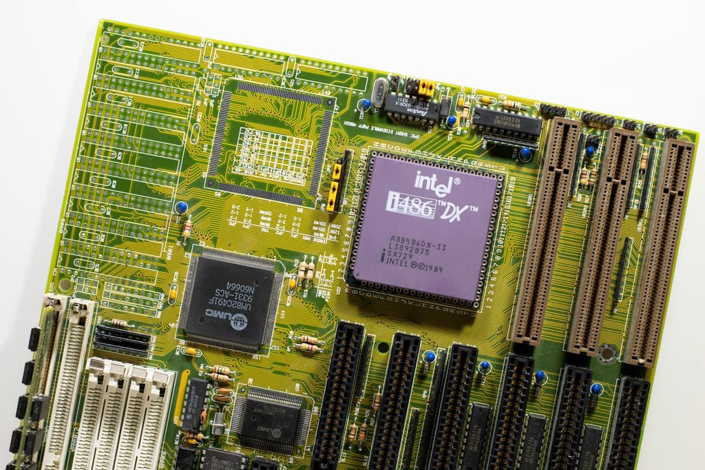Intel-Aktie springt 4,6 %: KI-Fantasie, Analysten-Rückenwind und Earnings-Vorfreude treiben Chip-Riesen