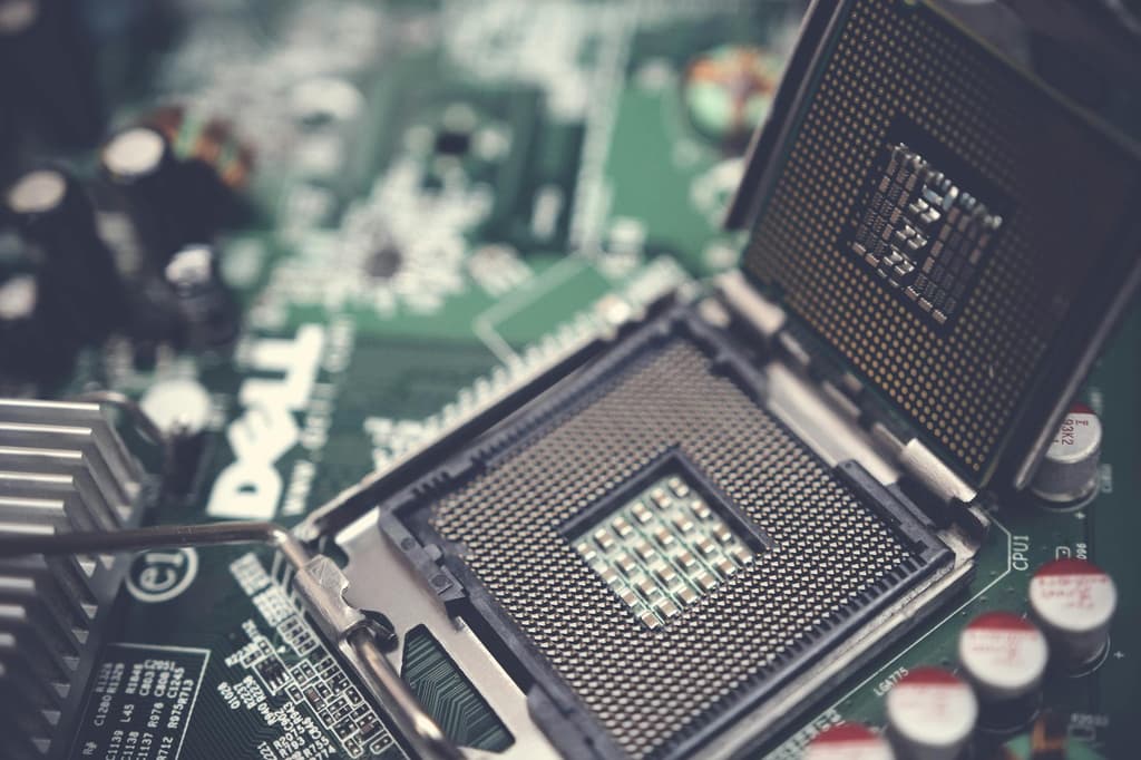 Zacks-Downgrade und Apple-Modem-Verluste überlagern Qualcomms Amazon-KI-Deal