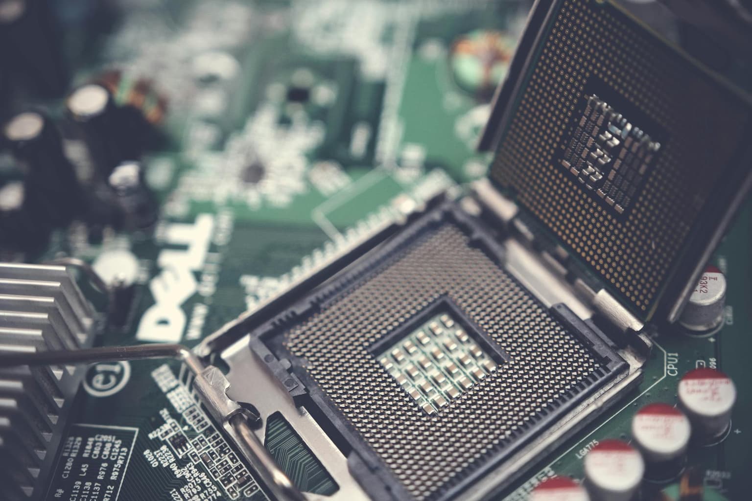 Qualcomm springt über 11% – Tech-Rally und starke Analystenperspektiven treiben den Chip-Giganten