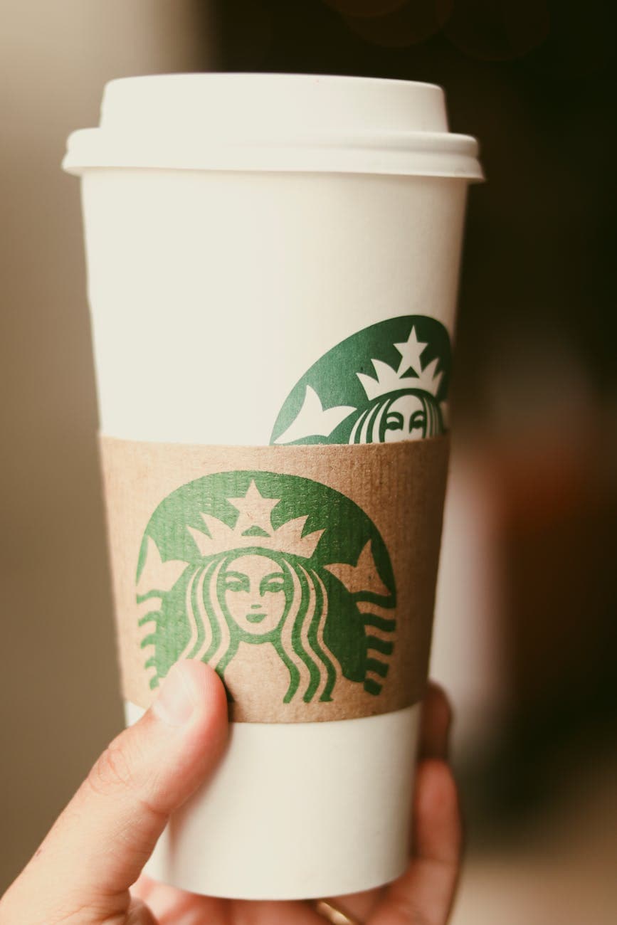 Starbucks springt fast 10 % – Pre-Earnings-Momentum vor Quartalszahlen