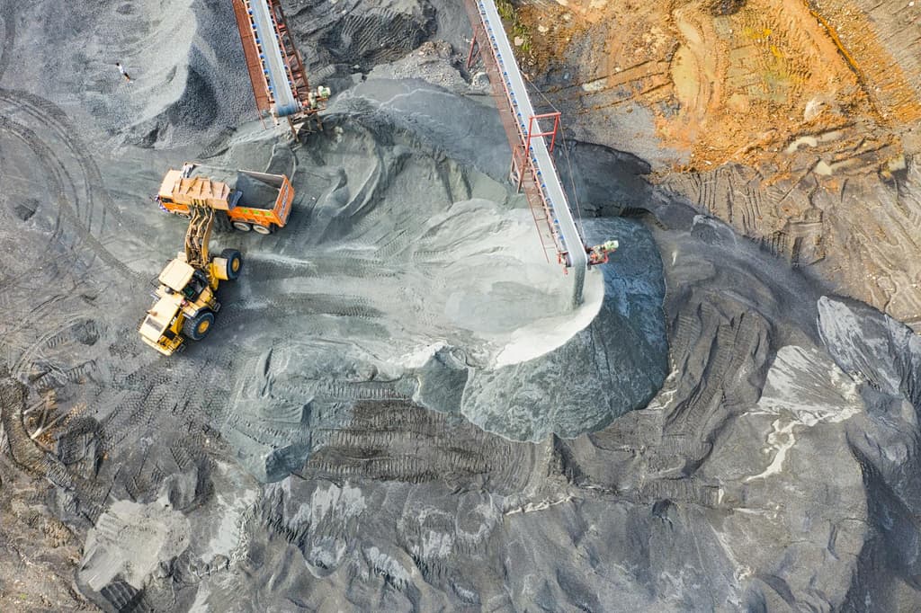 Aventis Energy +983 % in vier Wochen, Glencore -4,85 % — und Steel Dynamics genau am Sektor-Median: Was sagen diese drei Zahlen wirklich aus?