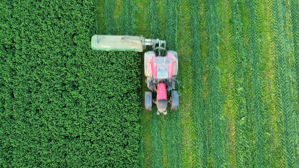 Deere übertrifft Quartalszahlen und hebt Prognose an — die Aktie fällt trotzdem