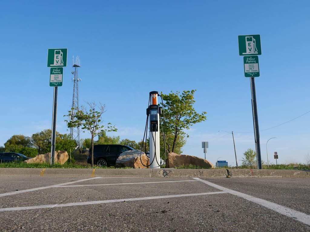 486.532 ausgelieferte Fahrzeuge übertreffen den Analystenkonsens um rund 6 %, doch das Vorjahresniveau bleibt unerreicht