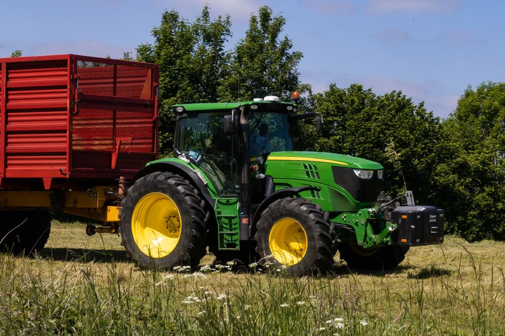 24 Analysten sehen 642 USD als fairen Wert, doch Deeres KGV von 30 lässt kaum Puffer für schwache Agrarnachfrage