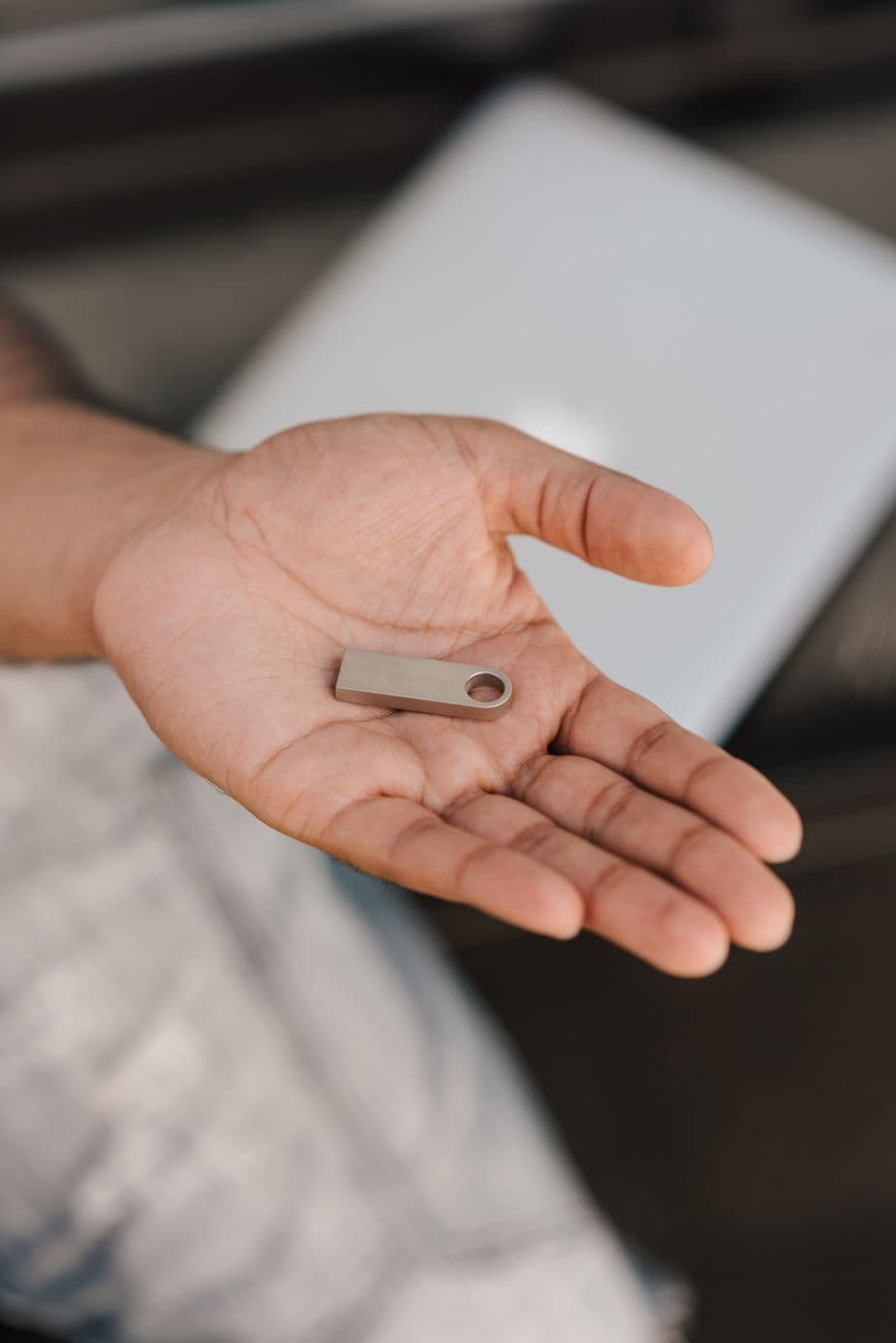 Bernstein hebt Kursziel auf 3.000 USD, doch Sandisk verliert im laufenden Abverkauf weitere 9,5 Prozent