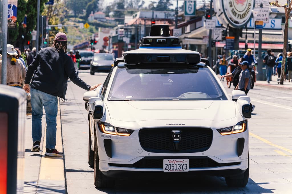 Cybercab-Ladeinfrastruktur in Austin beflügelt das Robotaxi-Narrativ — doch das Q2-EPS verfehlte den Konsens um 38 %