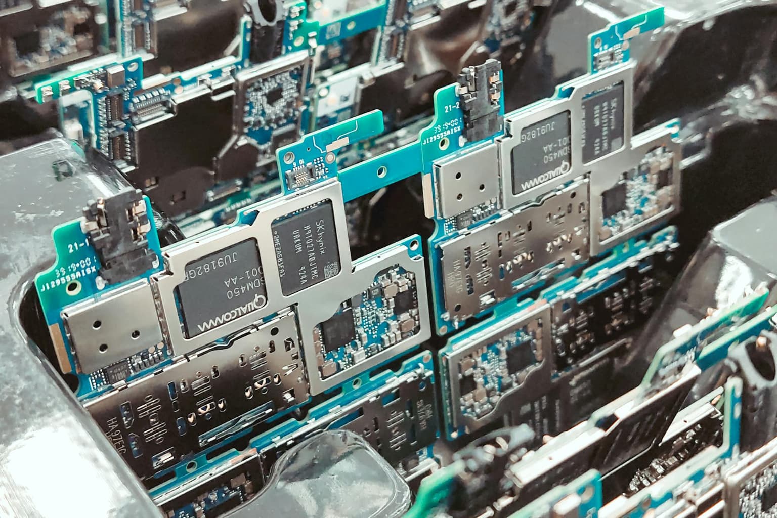 AMD +112%, QUALCOMM mit KGV 21 — warum die Schere im Tech-Sektor gerade so weit auseinandergeht