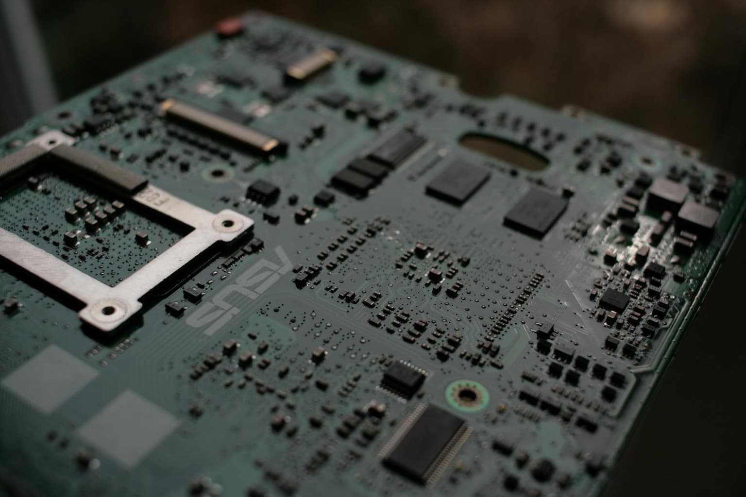 SK Hynix +145 % in 13 Wochen — aber Dell zahlt KGV 51, während der Sektor bei 22 steht