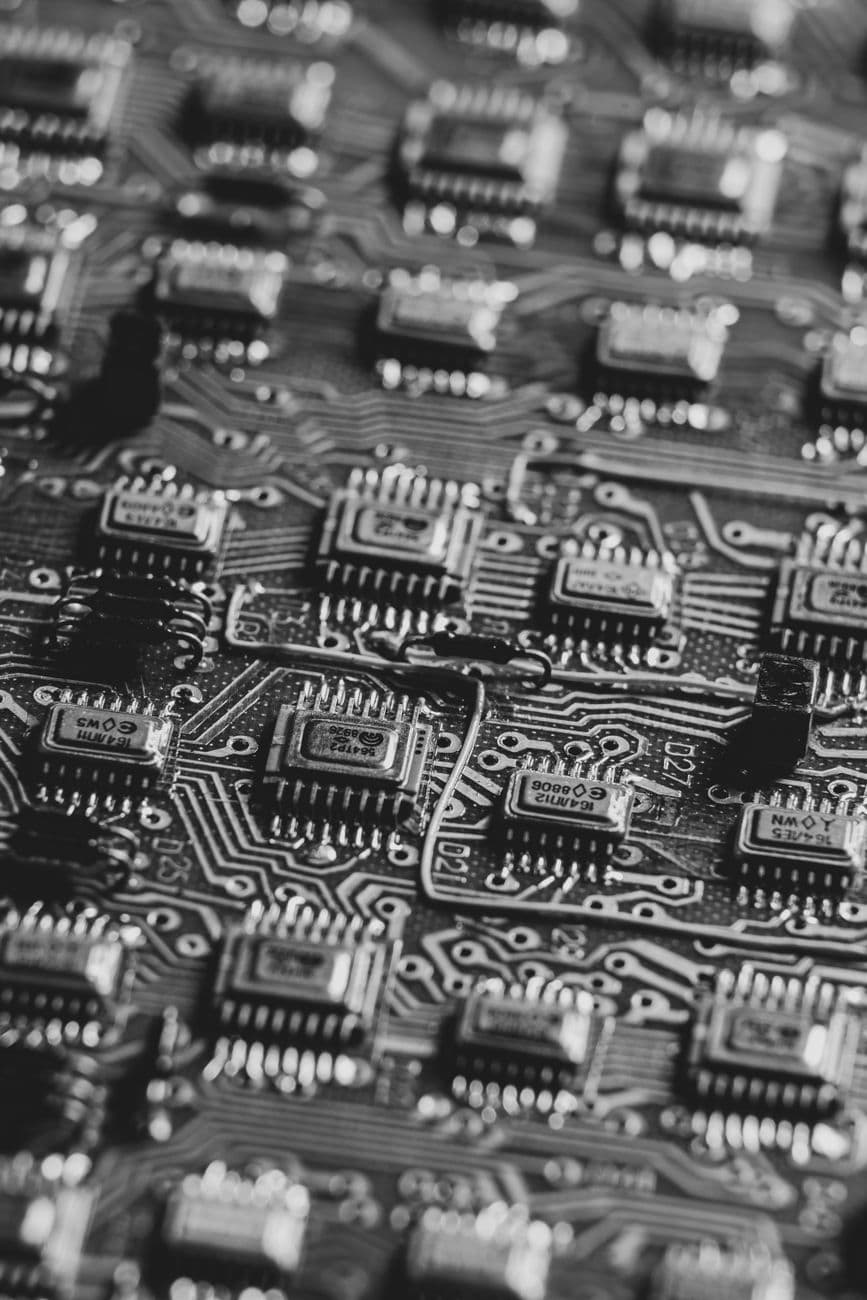 STMicroelectronics: Halbleiter-Riese im Seitwärtsgang — was steckt dahinter?