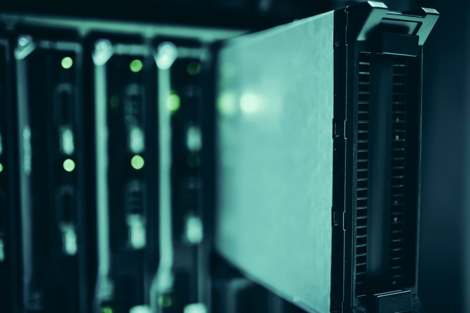 ServiceNow +22 % in vier Wochen, aber KGV 90,8 — dreimal so teuer wie Dell: Wer hat hier die bessere Rechnung?