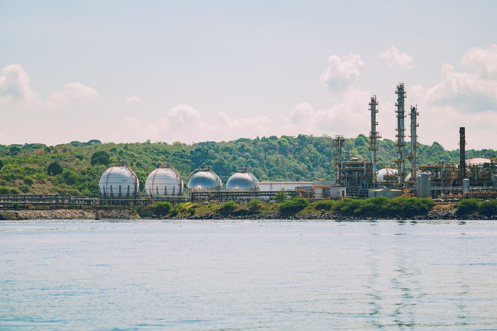 Aventis Energy +647 % in vier Wochen — und Shin-Etsu läuft ruhig am Sektor-Median: Wer hat hier das solidere Fundament?